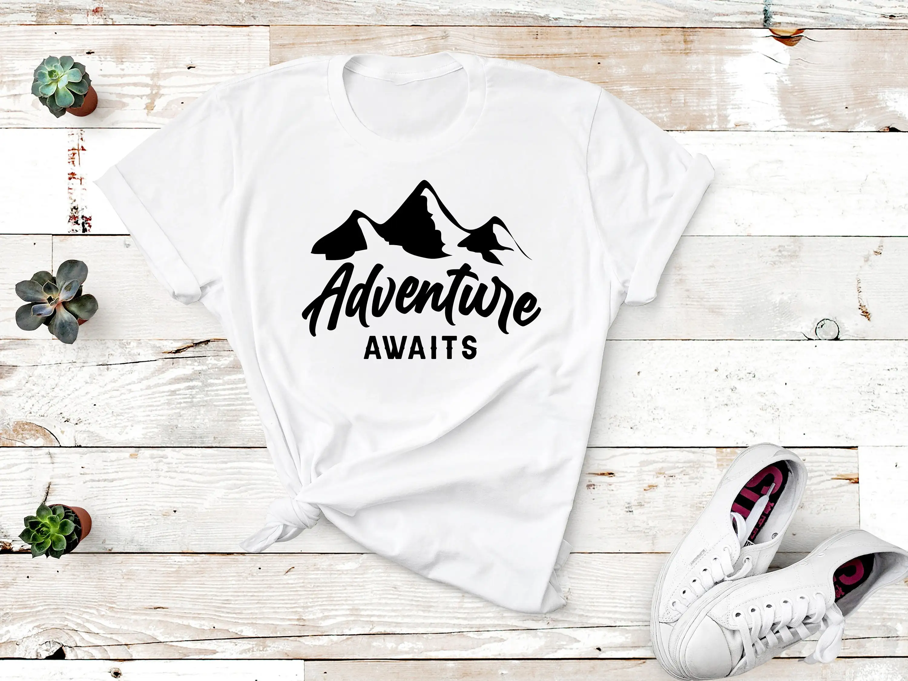 Adventure Awaits T Shirt Hikin - Outdoor Adventure Mountaintop Backpack recension och pris